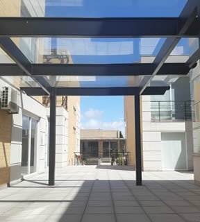 Construcción de marquesinas corredizas para patios y terrazas de casas modernas en Bogotá, Colombia. Multicorp Ingeniería SAS.