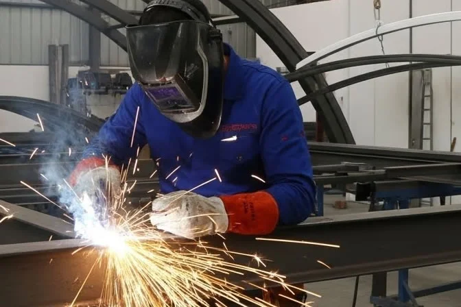 Fabricación exacta con soldadura especializada para el montaje de estructuras metálicas de pérgolas, marquesinas, domos y cubiertas en Bogotá, Colombia. Multicorp Ingeniería SAS.