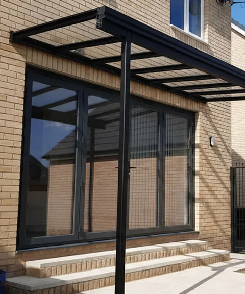 Asesoría técnica profesional en el diseño e instalación de marquesinas corredizas en Bogotá, Colombia. Multicorp Ingeniería SAS.