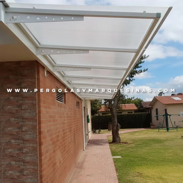 Diseño, fabricación y montaje de proyectos metálicos para pérgolas metálicas y marquesinas corredizas en Bogotá, Colombia. Multicorp Ingeniería SAS.