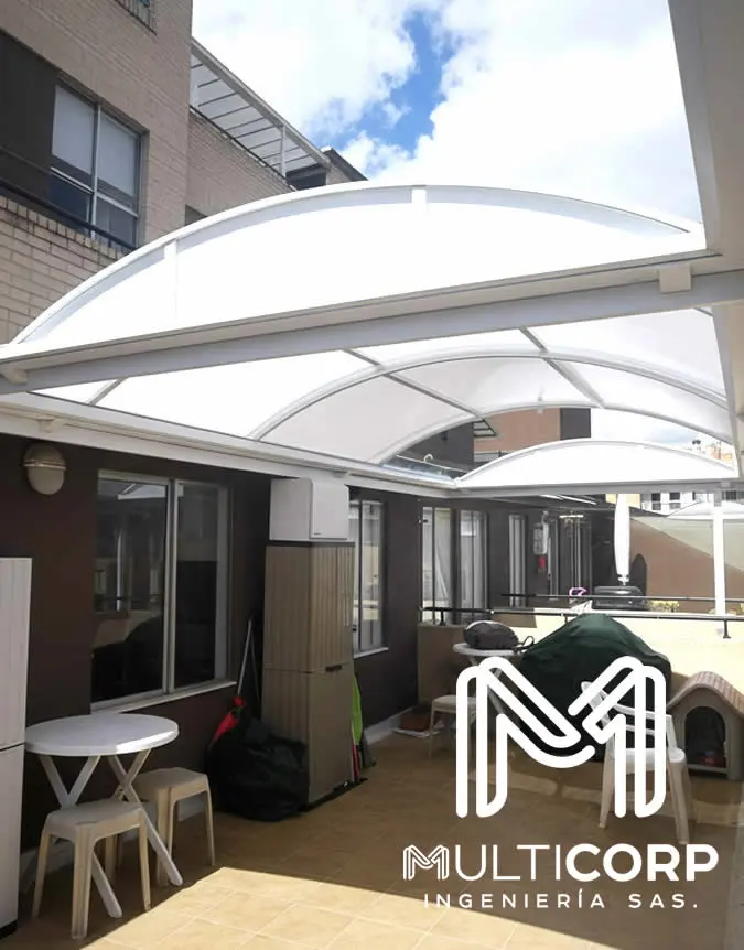 Cubiertas y techos con estructura metálica para pérgolas y marquesinas corredizas en Bogotá, Colombia. Multicorp Ingeniería SAS.