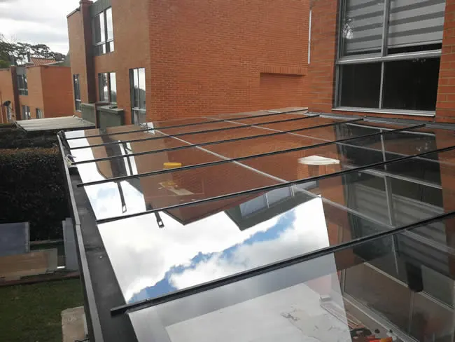 Instalación de pérgolas metálicas retráctiles con tecnología moderna en Bogotá, Colombia. Multicorp Ingeniería SAS.