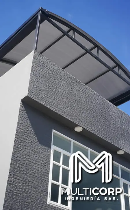 Pérgolas cubiertas con policarbonato y estructura metálica para terrazas modernas en Bogotá, Colombia. Multicorp Ingeniería SAS.