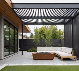 Estructuras metálicas modernas para pérgolas y marquesinas en espacios exteriores de casas en Bogotá, Colombia. Multicorp Ingeniería SAS.
