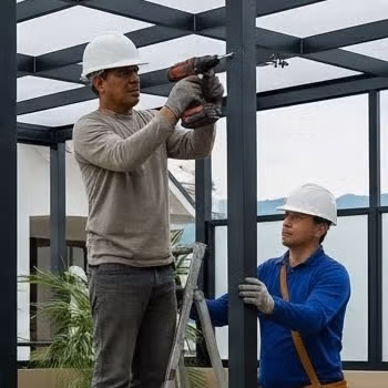 instalación de pérgolas metálicas y marquesinas en polocarbonato en Bogotá, Colombia. Multicorp Ingeniería SAS.