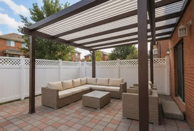 Marquesina adosada sobre pérgola en aluminio para sala en exterior de terraza de casa moderna en Bogotá, Colombia. Multicorp Ingeniería SAS.