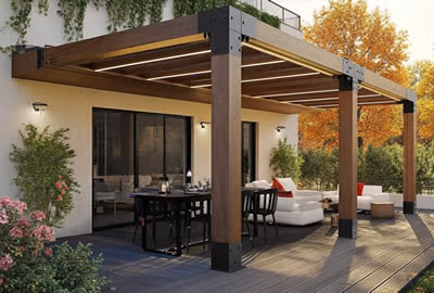 Pérgola de madera iluminada moderna, para jardín de casa en Bogotá, Colombia. Multicorp Ingeniería SAS.