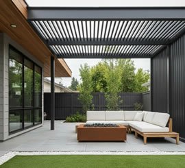 Estructuras metálicas modernas para pérgolas y marquesinas en espacios exteriores de casas en Bogotá, Colombia. Multicorp Ingeniería SAS.