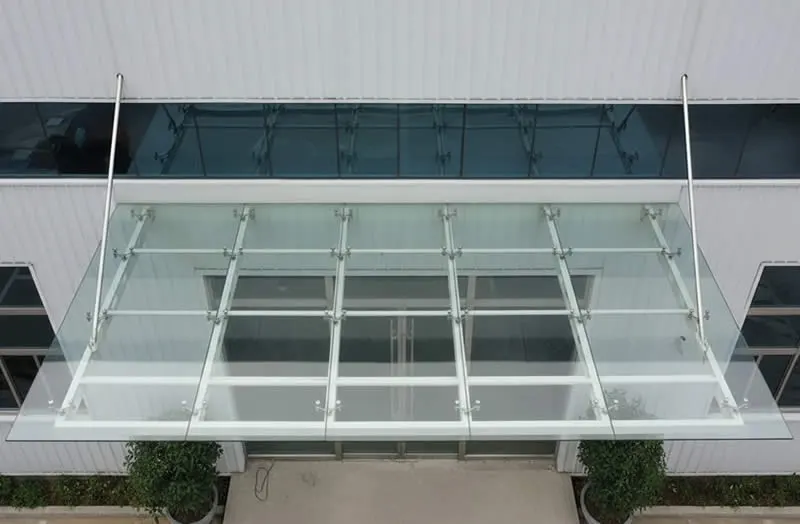 Diseño, fabricación e instalación de marquesinas metálicas en vidrio templado para casas y edificios en Bogotá, Colombia. Multicorp Ingeniería SAS.