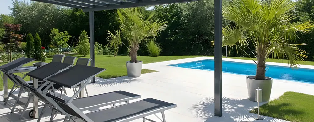 Pérgolas metálicas personalizadas en vidrio para hogares y espacios de piscina en Colombia. Multicorp Ingeniería SAS.